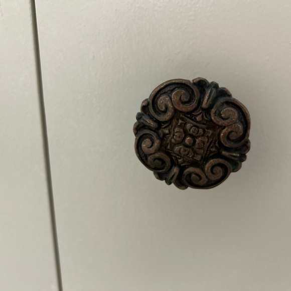 Drawer pull knobs - Picture 2 of 6